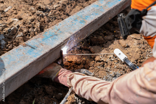 Valokuva Welder working welding formwork on ground prefabricated concrete.