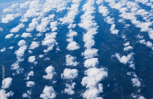 Foto Aerial view of cotton-like clouds over a vast landscape