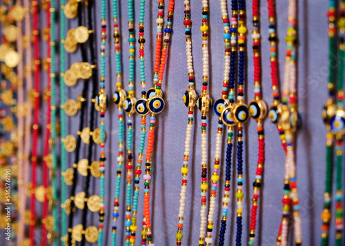 Foto scattata nel centro storico di Capoliveri in un negozio di bracciali.