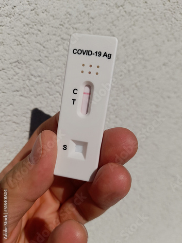 Persona in possesso di un risultato negativo per COVID-19 con kit di test
