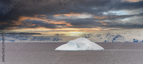 Antarktis- treibende Eisberge  bei Portal Point welches  am Zugang zu Charlotte Bay auf der Reclus Halbinsel  an der Westk  ste von Graham Land liegt. 