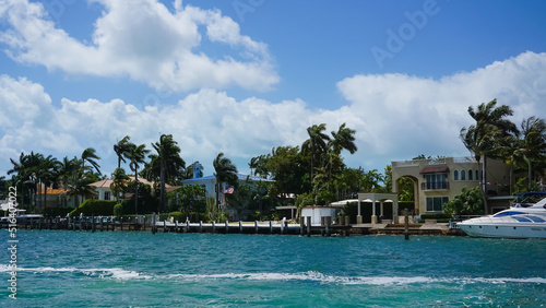 Fototapeta Naklejka Na Ścianę i Meble -  Luxurious mansion in Miami Beach, florida, U.S.A