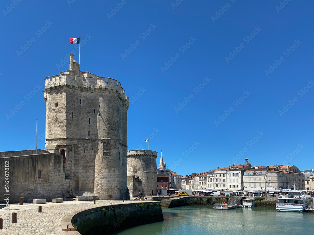 La Rochelle, tours,tour, tour Saint-Nicolas,tour de la Chaîne ,Charente-Maritime,Nouvelle-Aquitaine,france,ville,port,tourisme,voyage, entrée du port,bateaux,paysage,vue,eau,mer,océan,portuaire,plaisa
