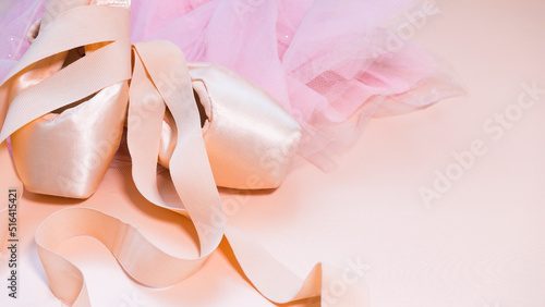Obraz na płótnie Pointe shoes and a pink tutu skirt w salonie