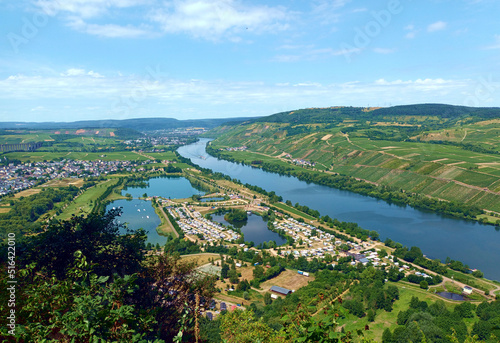 Blick auf die Mosel, den Freizeit-See Triolago und den Ort Riol bei Trier. Aussicht vom Fernwanderweg Moselsteig, Etappe von Trier nach Leiwen. 
