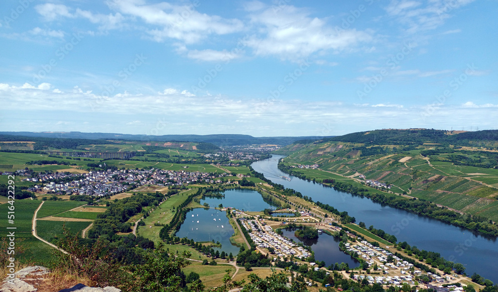 Blick auf die Mosel, den Freizeit-See Triolago und den Ort Riol bei Trier. Aussicht vom Fernwanderweg Moselsteig, Etappe von Trier nach Leiwen. Blick auf die Mosel, den Freizeit-See Triolago und den Ort Riol bei Trier. Aussicht vom Fernwanderweg Moselsteig, Etappe von Trier nach Leiwen.