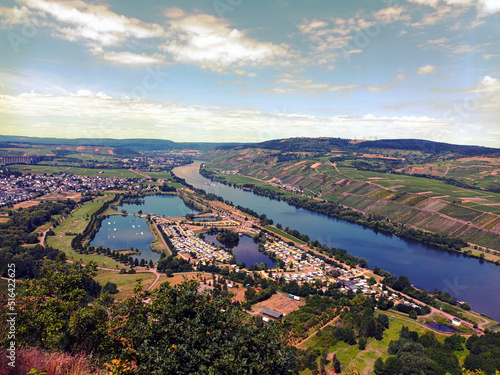 Blick auf die Mosel, den Freizeit-See Triolago und den Ort Riol bei Trier. Aussicht vom Fernwanderweg Moselsteig, Etappe von Trier nach Leiwen.  © Philipp