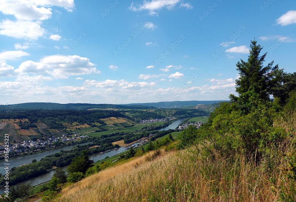 Blick auf die Schleuse Moselstaustufe Detzem im Landkreis Trier-Saarburg. Aussicht vom Fernwanderweg Moselsteig, Etappe von Mehring nach Leiwen. Blick auf die Schleuse Moselstaustufe Detzem im Landkreis Trier-Saarburg. Aussicht vom Fernwanderweg Moselsteig, Etappe von Mehring nach Leiwen.