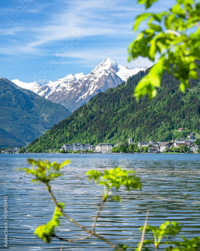 Town and lake of Zell am See in front of the impressive snow-capped Kitzsteinhorn, Zell am See, Pinzgau, Salzburger Land, Austria, Europe