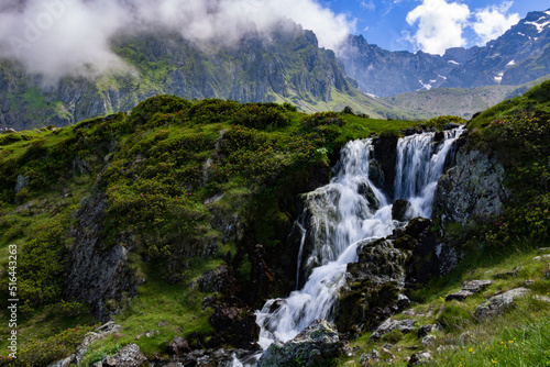La magnifique cascade des Pyrénées avant le lac d'Arou
