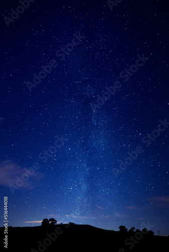 Zalegające gwiazdy Drogi Mlecznej wznoszące się nad ciemną sylwetką Honey Hill, Elkington Northamptonshire
