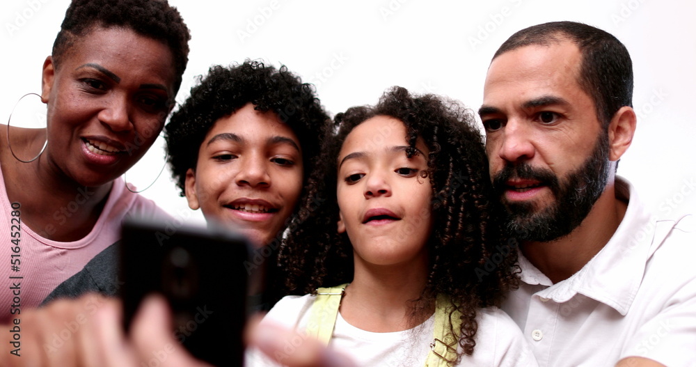 Obraz premium African descent family looking at cellphone together