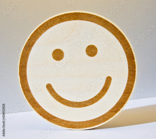 Emotikon uśmiech wygrawerowany na drewnie