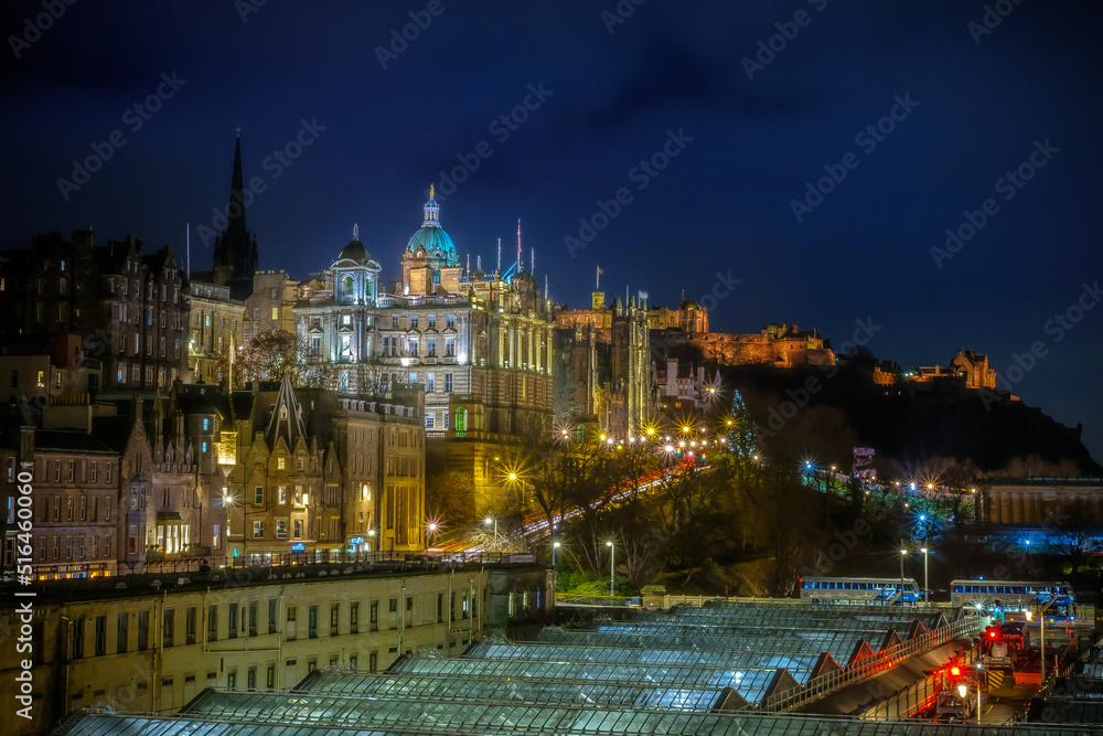 Obraz premium a night landscape from Edinburgh showing the Museum on the Mound, Market street and Waverly train station.