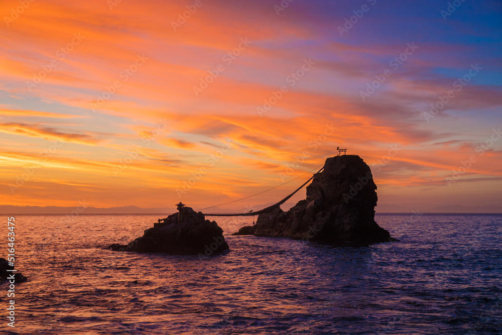 海の岩と朝焼け