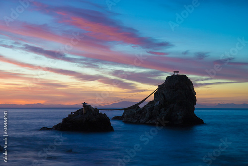 海の岩と朝焼け © takafumi99999