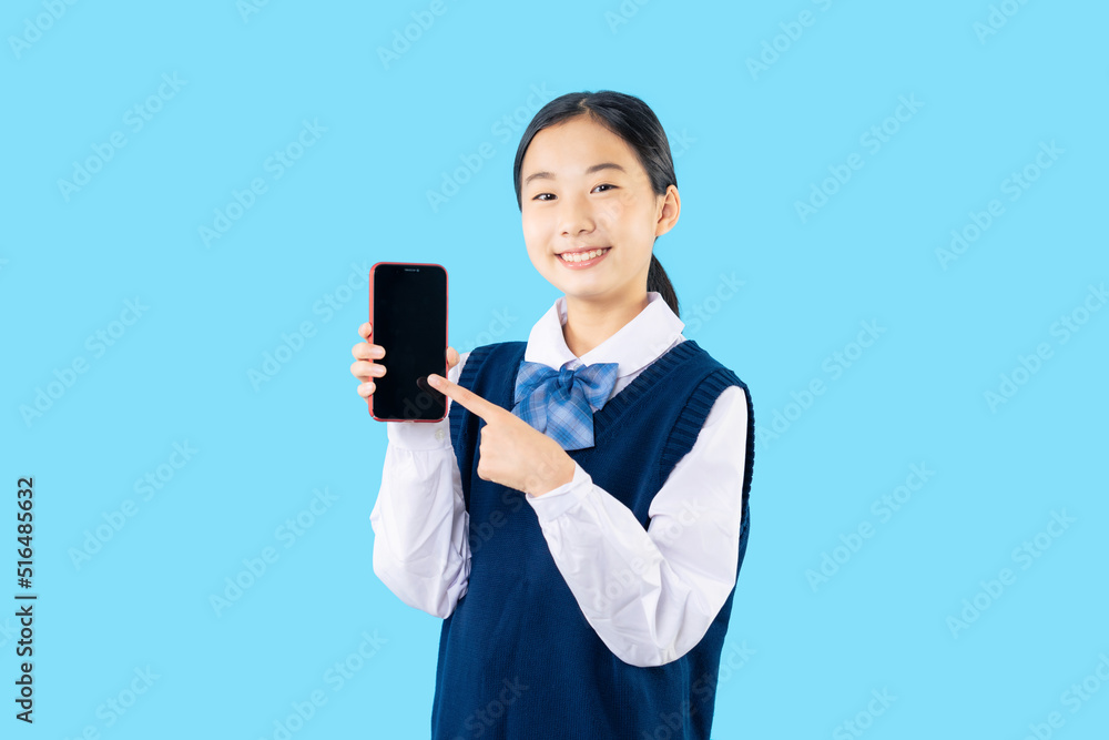 スマホの画面を見せる女子学生 スマホの画面を見せる女子学生