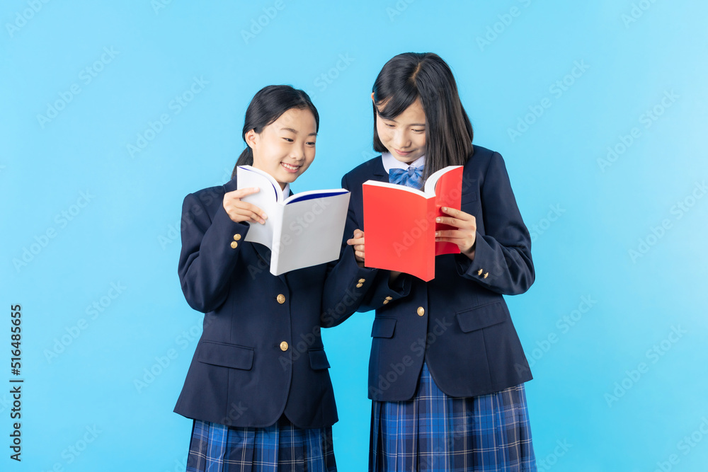 Obraz premium 本を読む制服を着た二人の少女 女子中学生