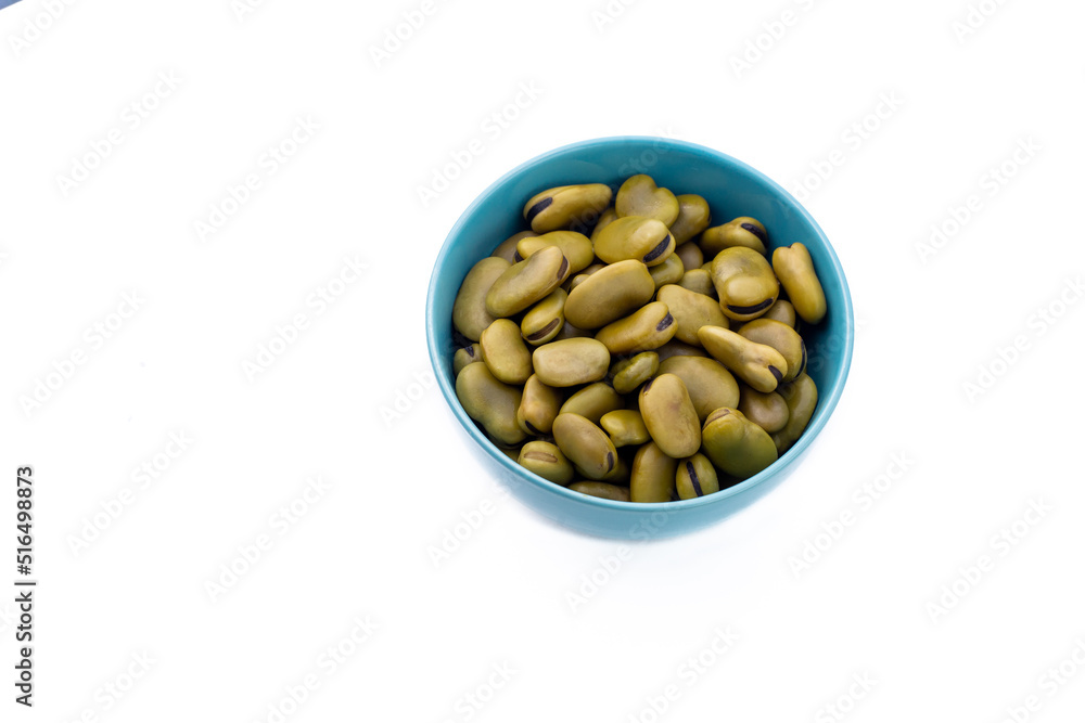 Habas hervidas servidas en un bowl con fondo blanco. Concepto de alimentos. Habas hervidas servidas en un bowl con fondo blanco. Concepto de alimentos.