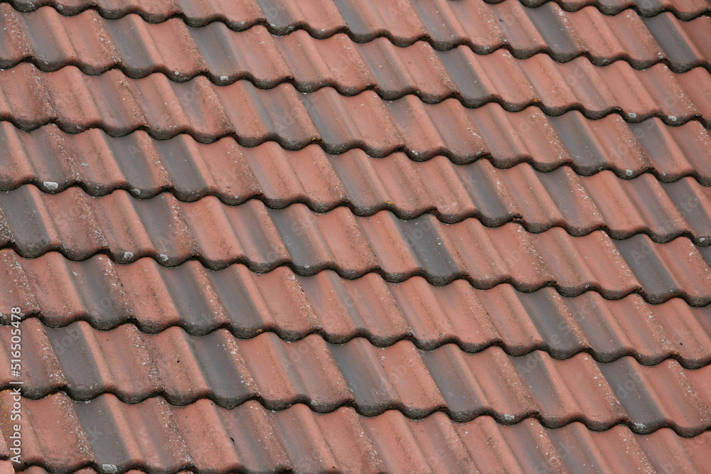 Dach mit weinroten Dachziegeln