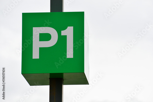 Señalización P1 en estacionamiento público  photo