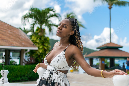 Foto Beautiful young black woman posing outside looking at the camera