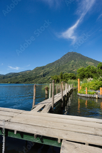 embarcadero frente al volc  n San Pedro  suroeste de la caldera del lago de Atitl  n   Santiago Atitl  n. Tiene una altitud de 3.020 Guatemala  Central America