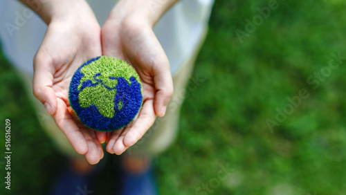 Photo Hands holding the earth on a green background to protect nature Save and care World for sustainable