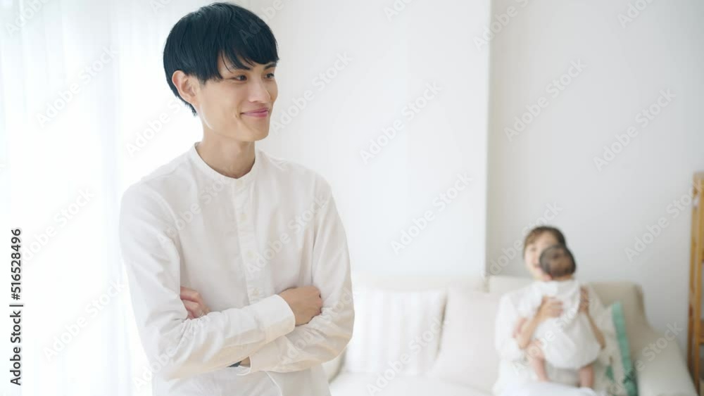 子育て中の笑顔のカップル 子育て中の笑顔のカップル