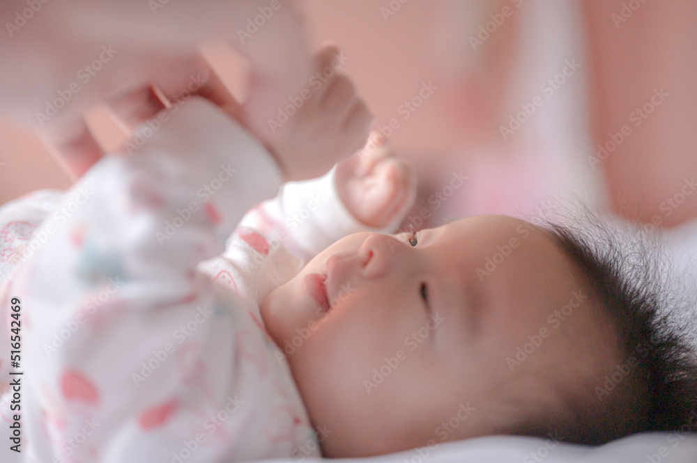 手と遊ぶ赤ちゃん 手と遊ぶ赤ちゃん