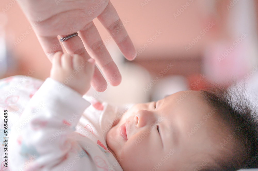 手と遊ぶ赤ちゃん 手と遊ぶ赤ちゃん