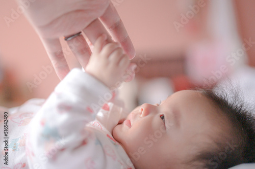 手と遊ぶ赤ちゃん