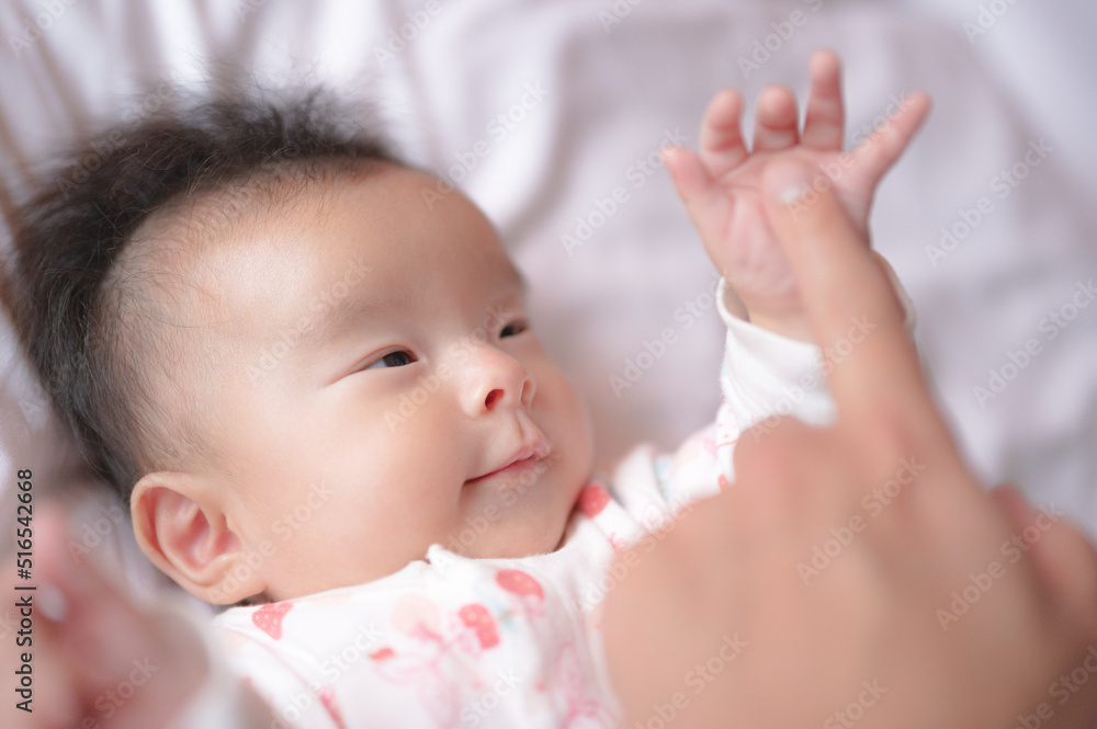手と遊ぶ赤ちゃん