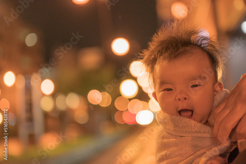 都会の夜道と赤ちゃん