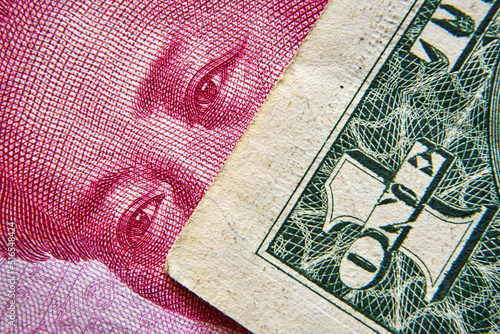 banknot chiński ,100 juanów i 1 dolar USA ,  Chinese banknote, 100 yuan and 1 US dollar photo