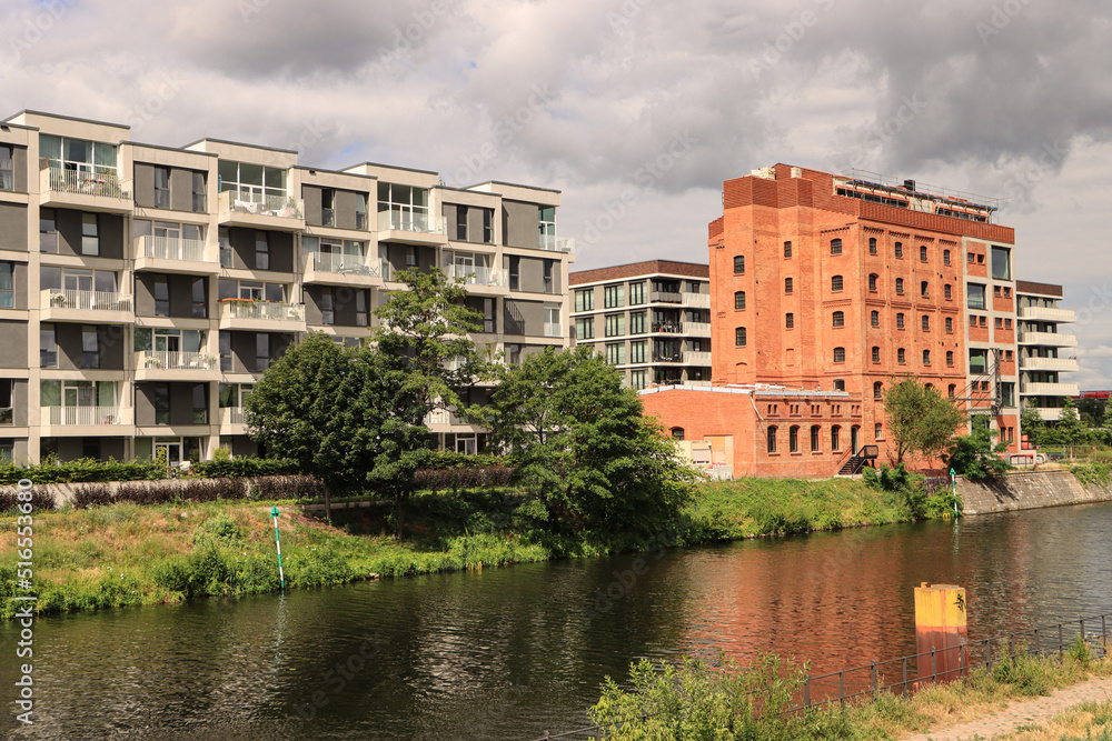 Fototapeta premium Berlin; Neues Stadtquartier um den restaurierten Kornversuchsspeicher in der Europacity