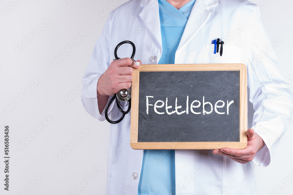 Arzt mit einer Tafel auf der Fettleber steht Arzt mit einer Tafel auf der Fettleber steht