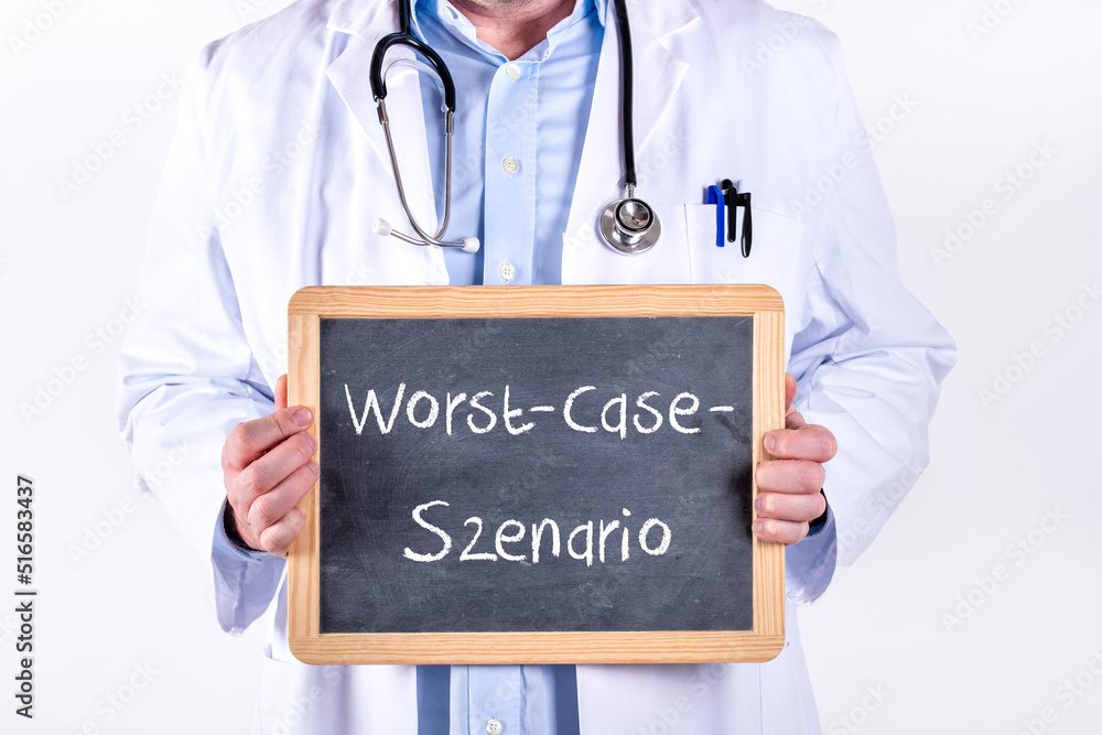 Arzt mit einer Tafel auf der Worst Case Szenario steht Arzt mit einer Tafel auf der Worst Case Szenario steht
