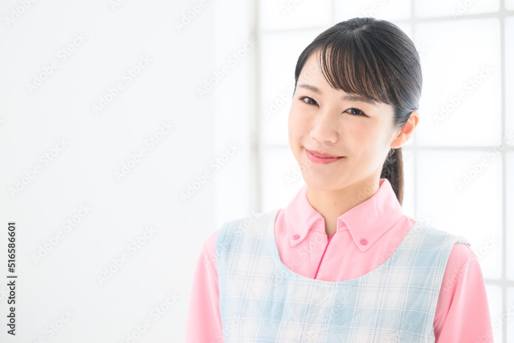 保育士のイメージ　アップ　左にコピースペースあり