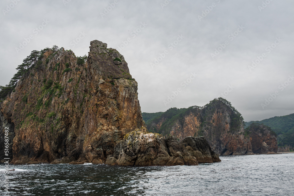 北山崎断崖クルーズ 矢越岬の海蝕洞とローソク岩