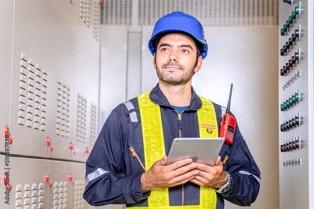 Foto de Maintenance engineer inspect relay protection system with ...