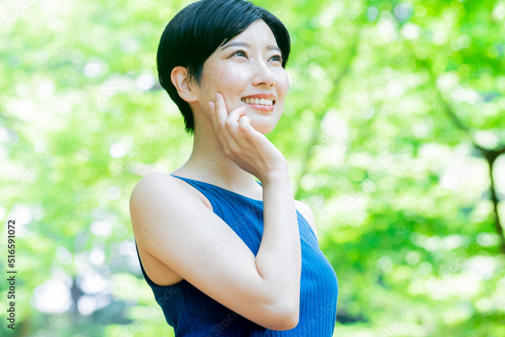 肌に手を当てる日本人女性 肌に手を当てる日本人女性