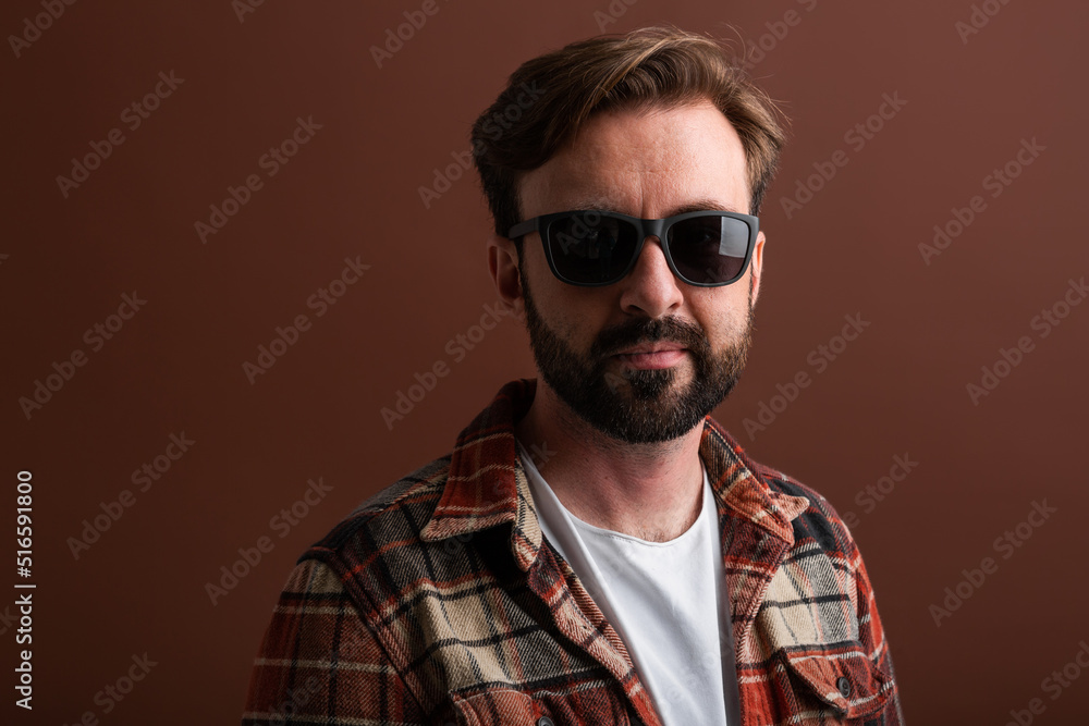 Obraz premium handsome man on brown background