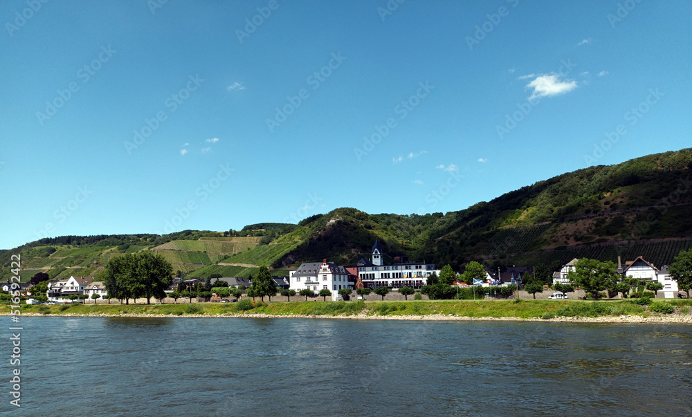 Blick auf Leutesdorf am Rhein bei Andernach in Rheinland-Pfalz.