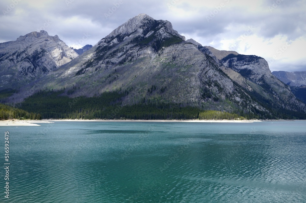 Obraz premium Breathtaking Lake Minnewanka Glacial lake in Alberta Canada. 