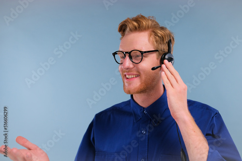 Konstfotografi Customer service representative taking a call from a customer and smiling