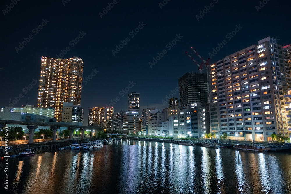 東京都港区 夜の田町、渚橋からのマンション群