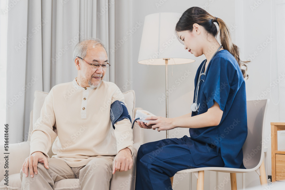 Obraz premium Asian nurse, doctor woman assisting checking blood pressure of Senior Asian patient man