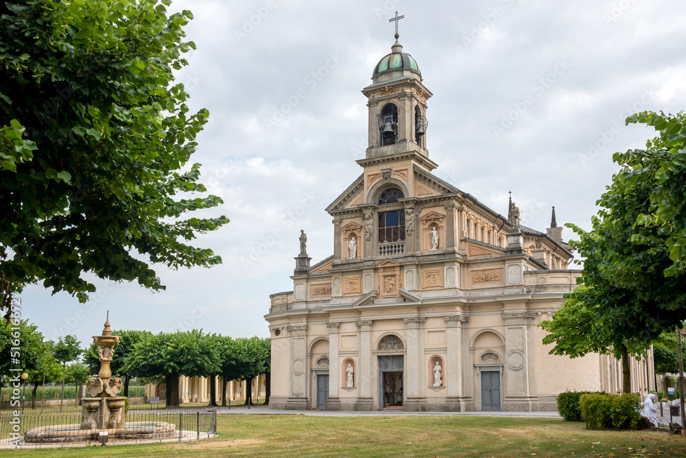 Jardines y fachada principal del Santuario de la Madonna dei Campi en el pueblo de Stezzano en Bergamo, Italia