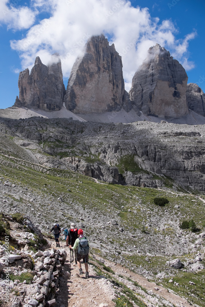 Senderistas caminando en las Tres Cimas de Lavaredo en las Dolomitas de Auronzo en el norte de  Italia